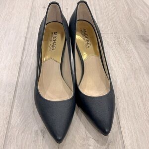 Michael Michael Kors Navy Pump size 7